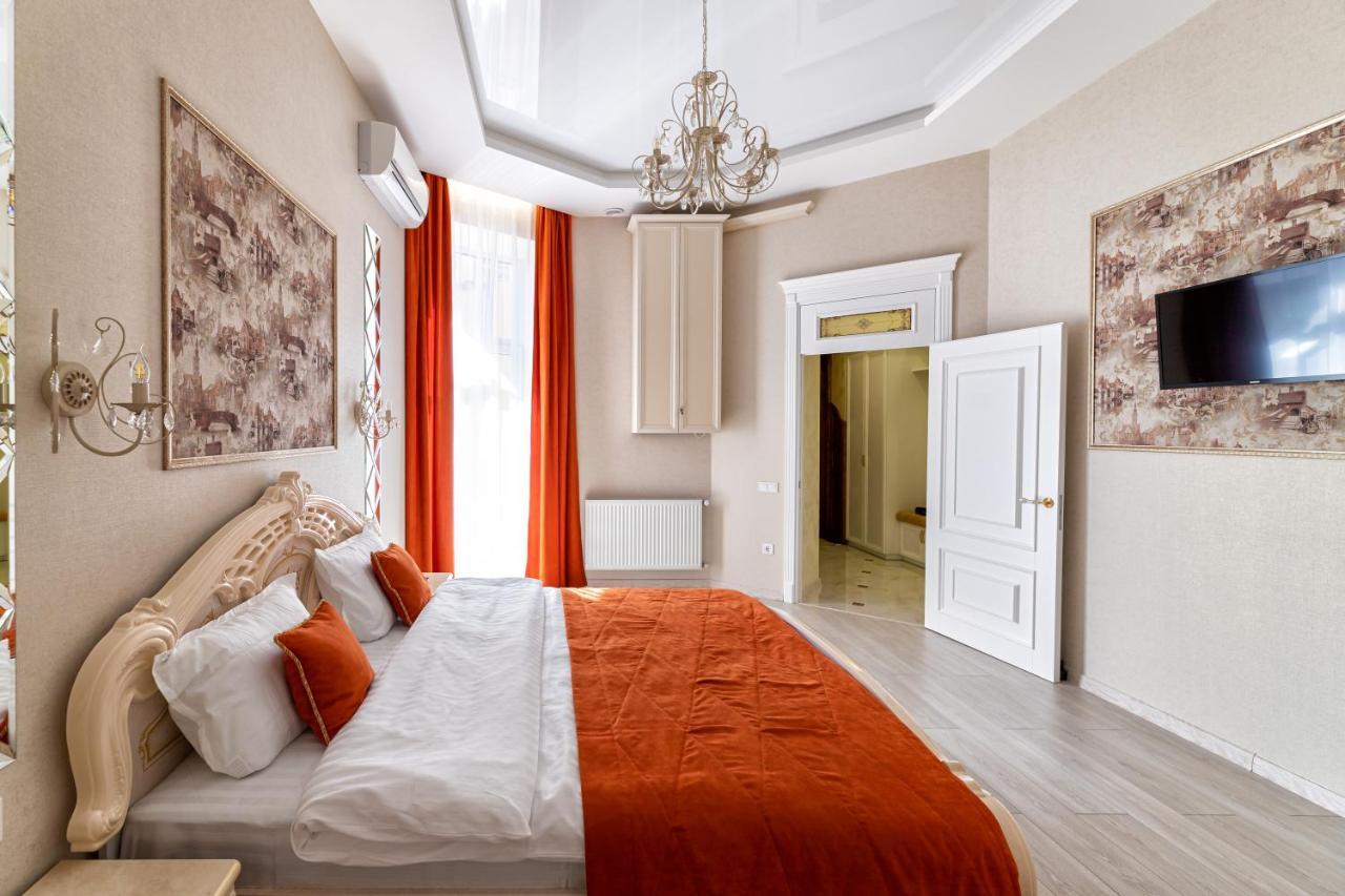 2 Bedroom Apartment Tykha Street City Center With Parking Place Lemberg Exterior foto