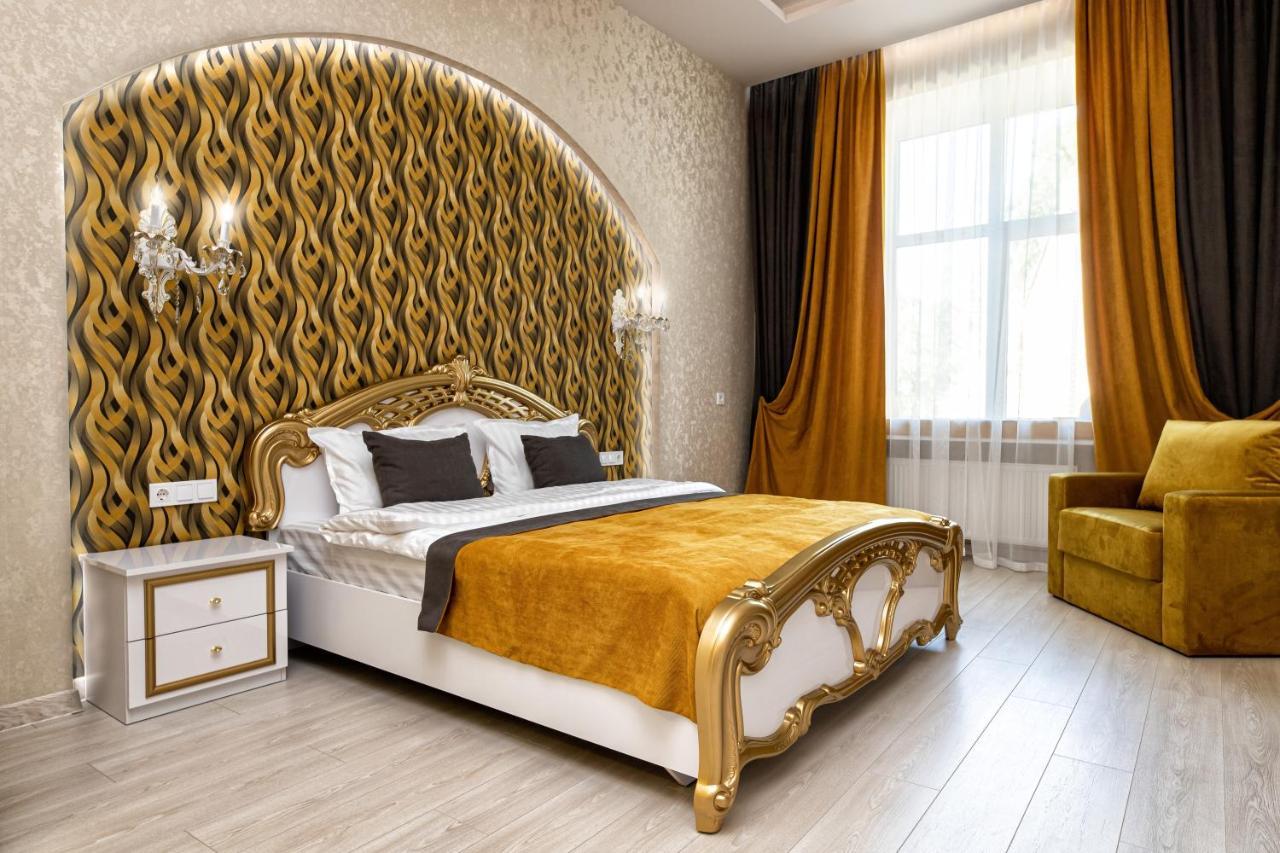 2 Bedroom Apartment Tykha Street City Center With Parking Place Lemberg Exterior foto