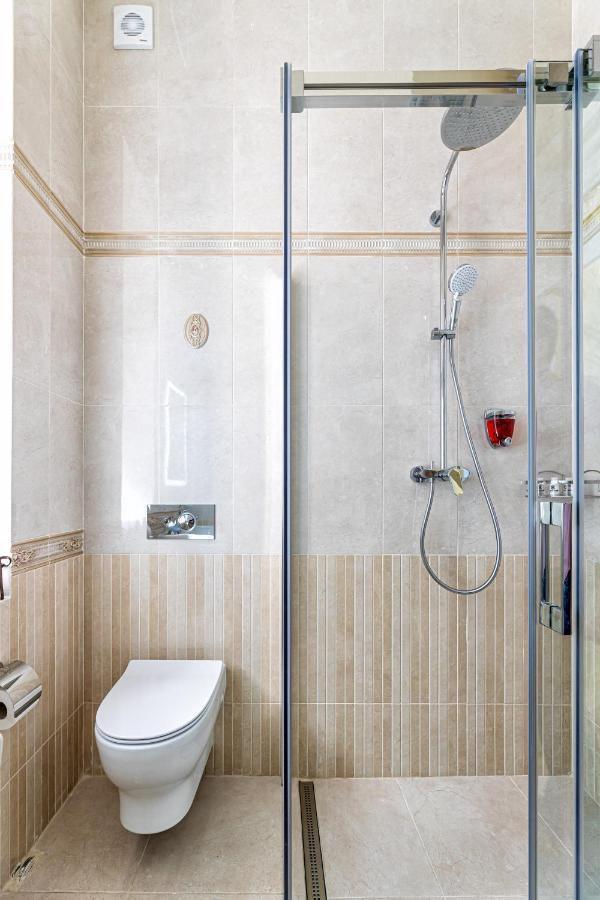 2 Bedroom Apartment Tykha Street City Center With Parking Place Lemberg Exterior foto